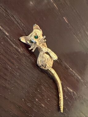 Vintage Gold Tone Cat Brooch with Green Eyes & Long Snake Chain Tail
